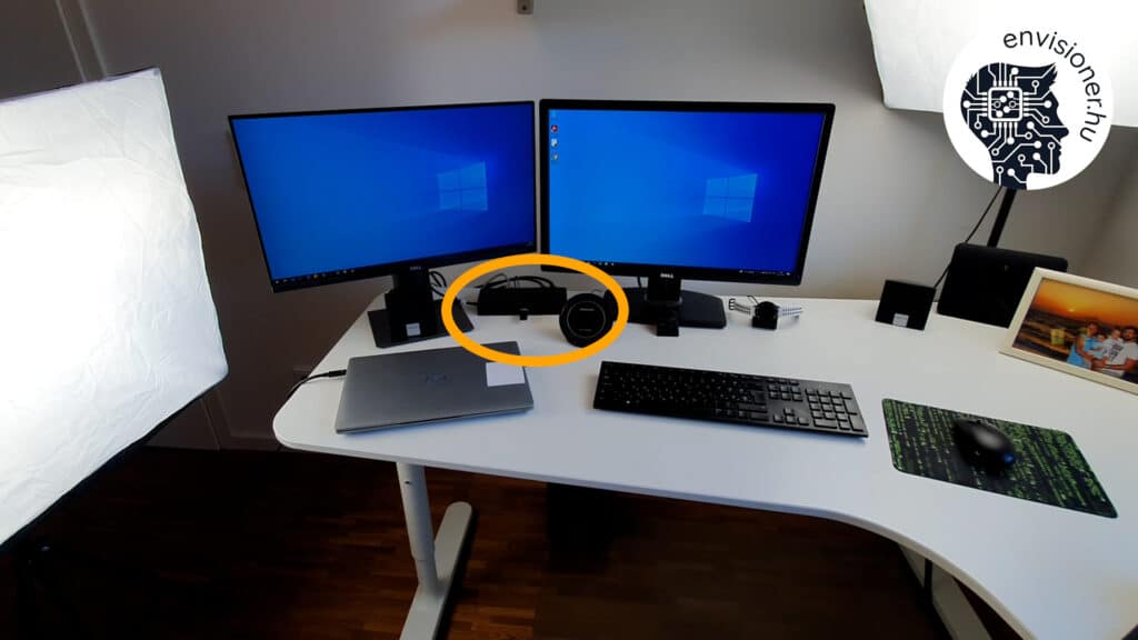 A dokkolót az a monitor hátuljára, a falra, vagy az asztal alá is teheted